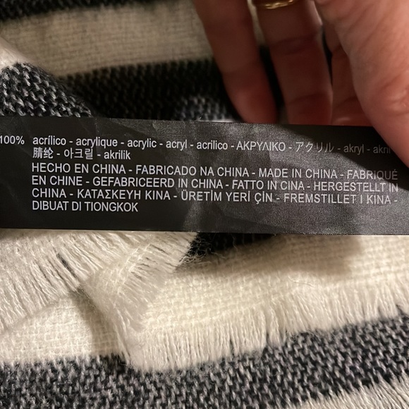 Zara Plush Black White Stripe Blanket Scarf Fringe-33x86” - Picture 6 of 6